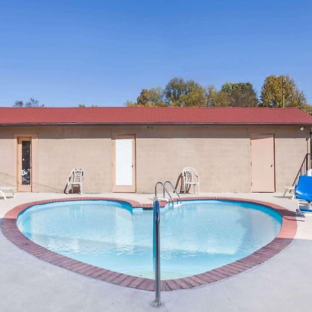 Travelodge By Wyndham Clarksville Extérieur photo